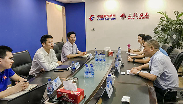 7月9日，集團(tuán)公司董事長(zhǎng)李漢東、副總經(jīng)理龔勇一行前往上航假期國(guó)際旅行社總部，拜訪上航假期總經(jīng)理靳黎軍，雙方就下一步開展更加深入的合作進(jìn)行了洽談。市場(chǎng)營(yíng)銷部、經(jīng)營(yíng)管理部相關(guān)負(fù)責(zé)人陪同參加。.png