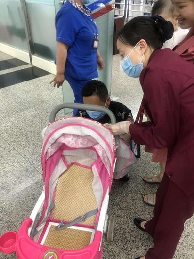 圖片1.png“真情服務(wù)”是讓旅客更加安心、放心、舒心的出行。行查室作為部門進(jìn)港服務(wù)的最后一個(gè)環(huán)節(jié)，在日常工作中也很注重服務(wù)細(xì)節(jié)。6月10日，行查室工作人員幫助旅客打開嬰兒車，為她排憂解難。.png
