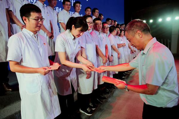 1597891656385435.png 綿陽機場為援鄂醫(yī)護人員捐贈戰(zhàn)疫英雄卡 踐行國企擔當2.png