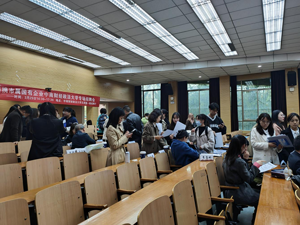 1681096388200915.png 綿陽機場“獵才行動”:走進高校 職等你來2.png