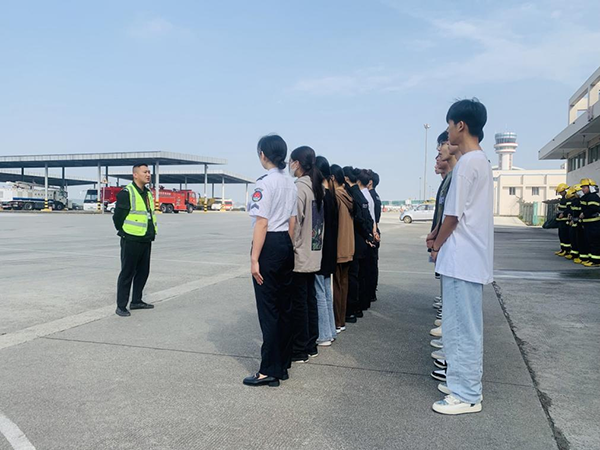 綿陽機(jī)場安檢站對閬中機(jī)場、民航校  實(shí)習(xí)生開展軍訓(xùn).png