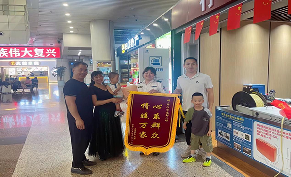 心系群眾，情暖萬家—— 綿陽機場安檢站暖心服務(wù)獲錦旗.png