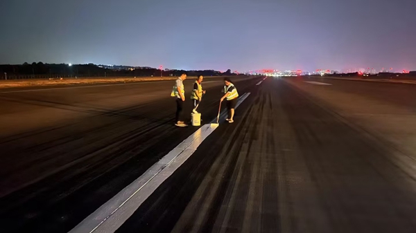 深夜，航班結(jié)束后，工作人員對跑道中心線進(jìn)行復(fù)新_副本.jpg